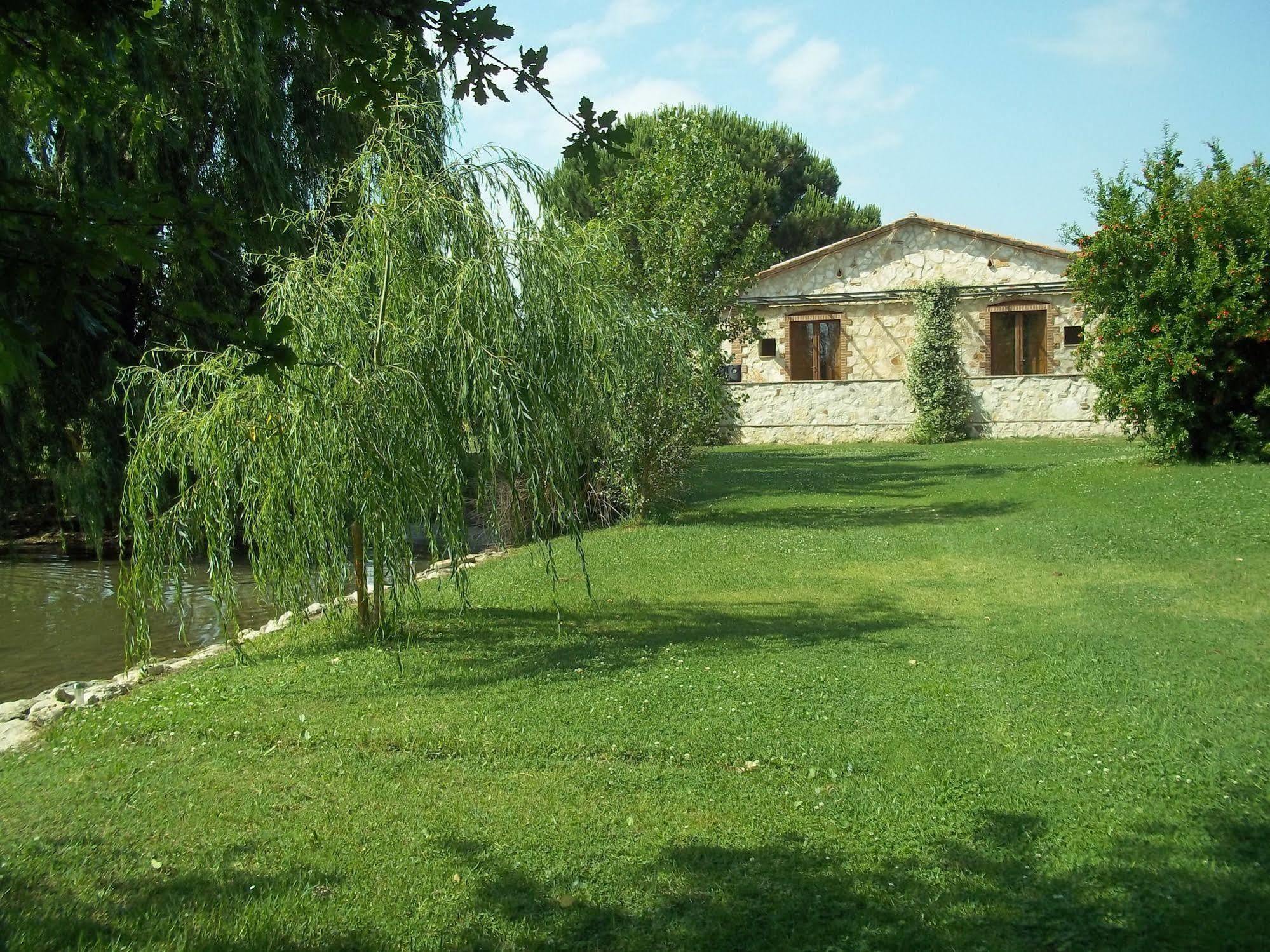 Agriturismo Lupo Cerrino タルクイーニア エクステリア 写真